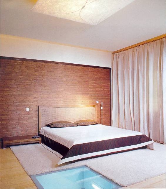 часть стены в спальной комнате обклеяна натуральными обоями из деревянного шпона