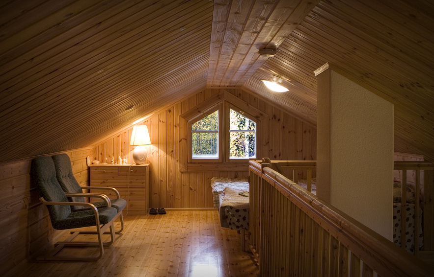 мансардный этаж деревянного дома. потолок обшит деревянной вагонкой