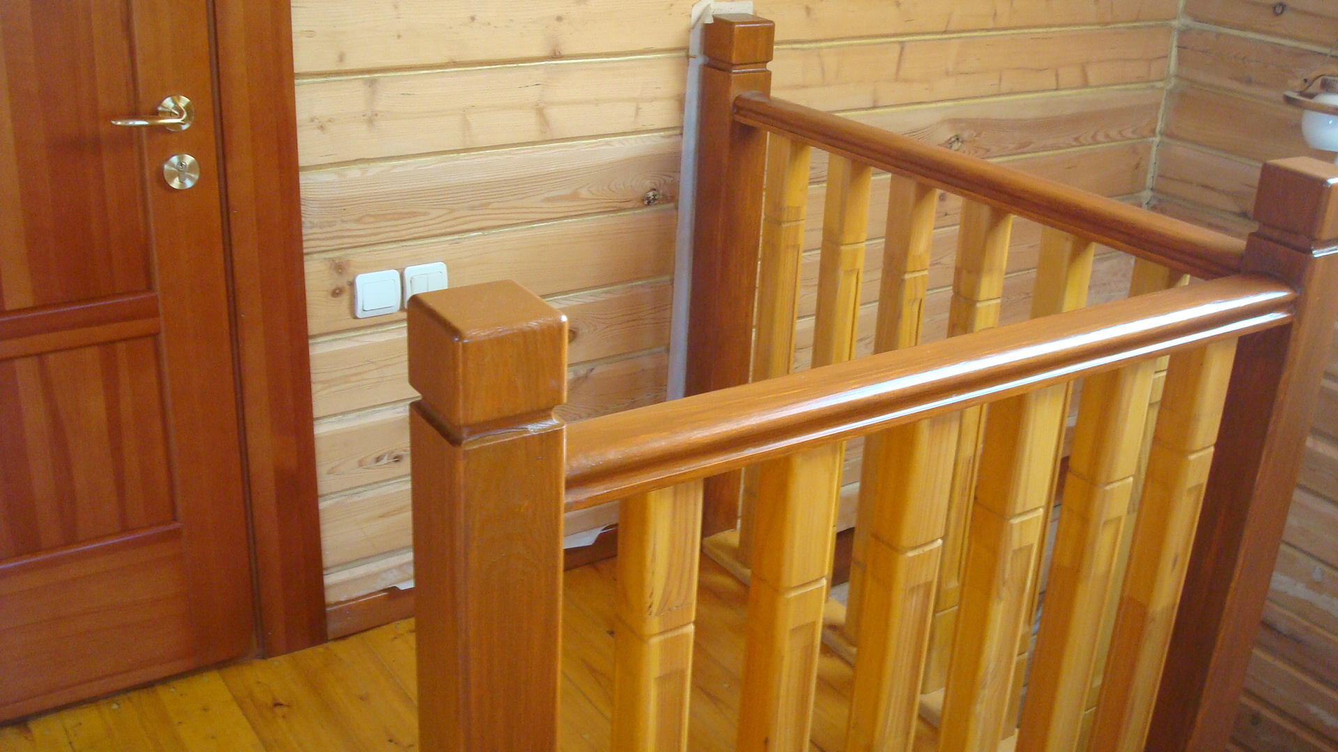 лестничная площадка на 2-ом этаже дачного домика из деревянного бруса