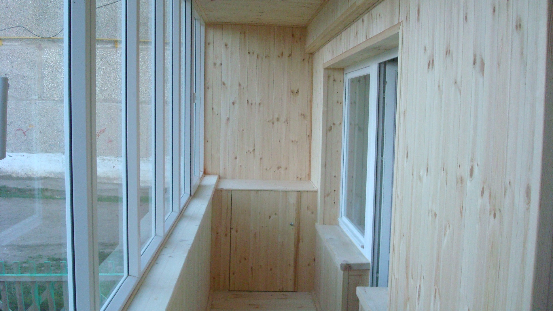 Внутренняя отделка стен балкона деревянной вагонкой создаст уют на долгие годы